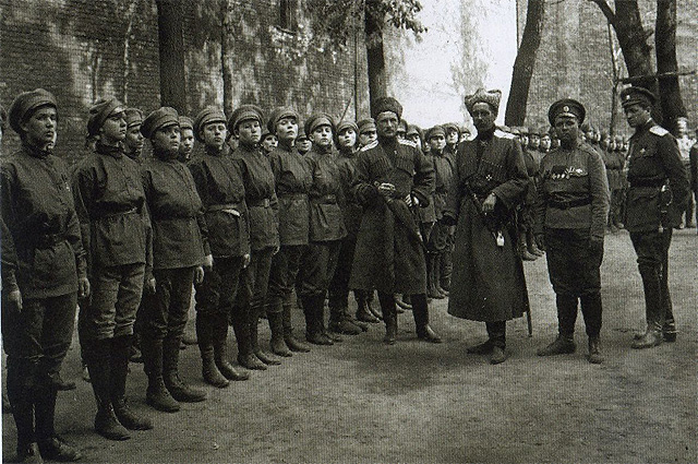 Командующий Петроградским военным округом генерал П. А. Половцов проводит смотр 1-го Петроградского женского батальона смерти.