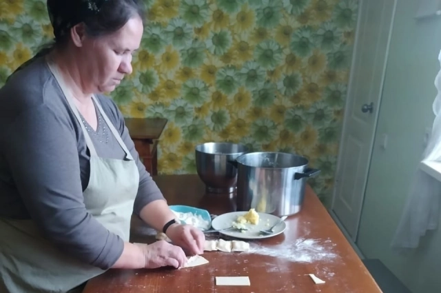 Приготовить на большую семью - дело не из лёгких, но Лидия Ивановна любит баловать своих родных вкусными блюдами.