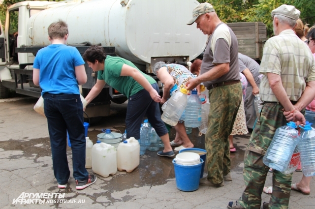 В области дежурят 16 машин-водовозок. Одна из таких доставляла воду жителям Красного Сулина нынешним летом.