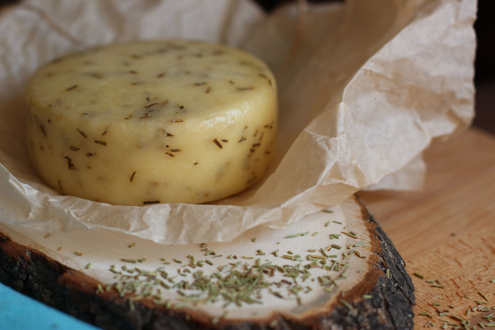 Отведайте деревенского сыра из натуральных ингредиентов, сделанного вручную.