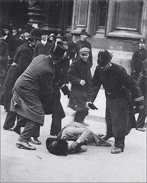 Британские власти изъяли весь тираж газеты Daily Mirror с этой фотографией (на фото полицейские избивают суфражистку).