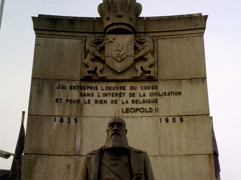 Памятник Леопольду II в Арлоне. Надпись гласит: «Я начал работу в Конго в интересах цивилизации и ради блага Бельгии»