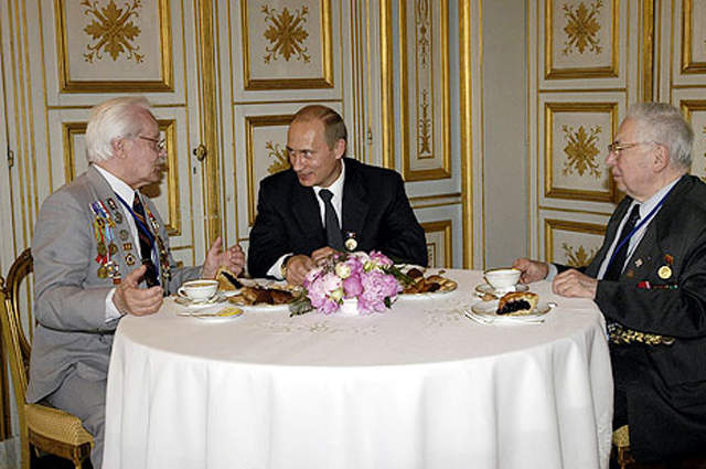 Описание: Глеб Плаксин (слева) и Олег Озеров (справа) на встрече с Владимиром Путиным, 2004 г.