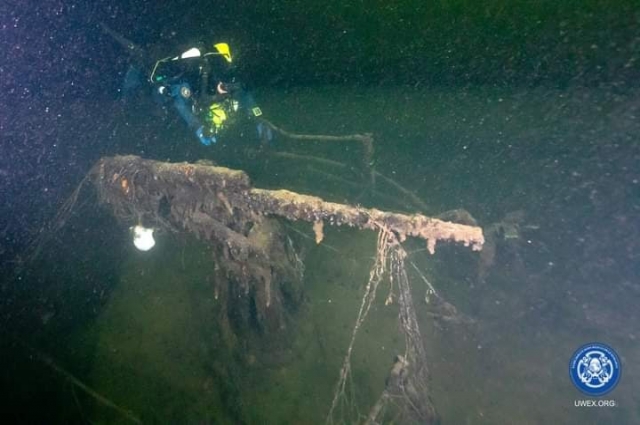 Подводная лодка лежит на глубине 42 метра.