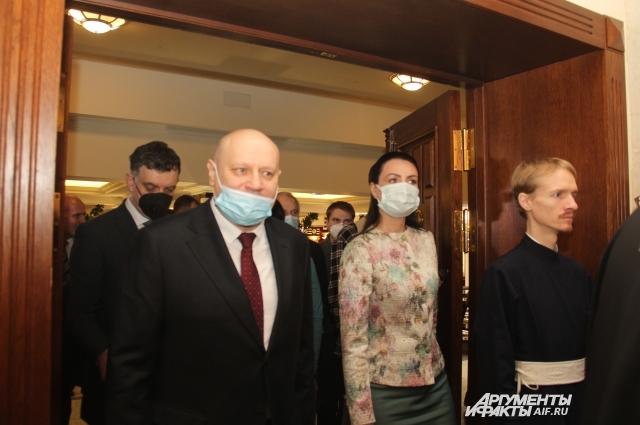 На инаугурацию Сергей Шелест прибыл в компании экс-мэра Омска Оксаны Фадиной.