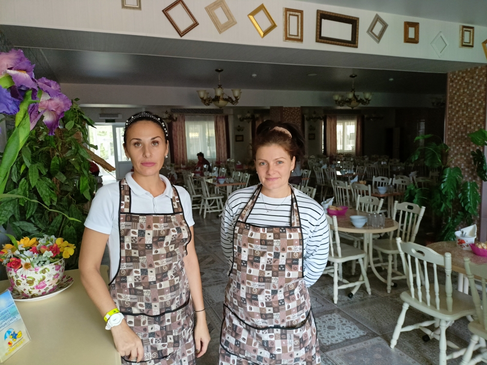 Кристина и Юлия из Донецка теперь работают в столовой ПВР.