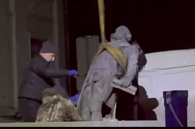 Украинские нацисты сносят памятник русскому полководцу Александру Суворову.