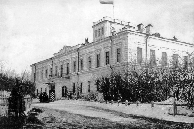 В этом здании вершились судьбы Западной Сибири: на своём веку он был и Домом Республики, и Домом Свободы, военным штабом. 
