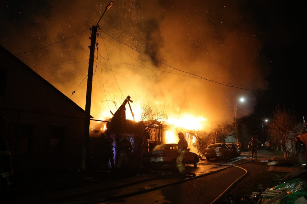 Пожар в Курске после атаки БПЛА.