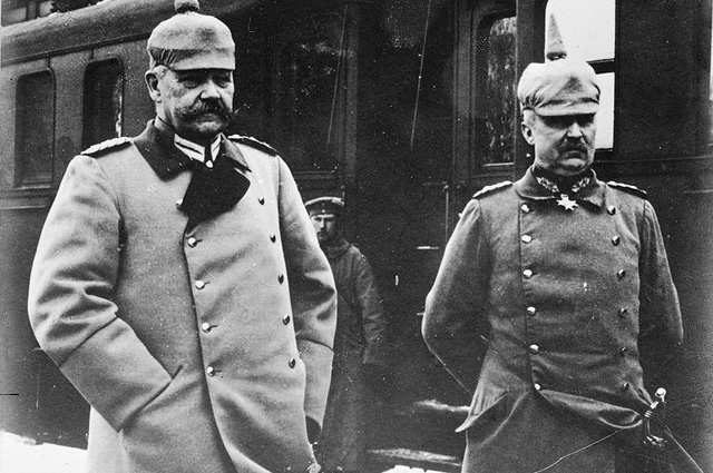 Пауль фон Гинденбург (слева) и Эрих Людендорф (справа)
