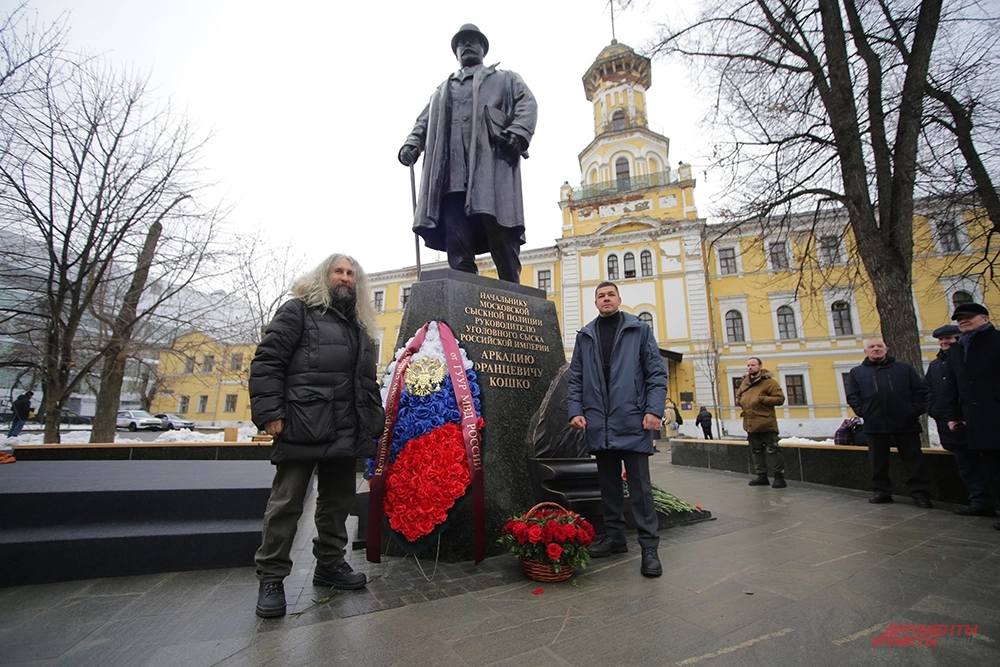 На фото справа скульптор Владимир Иванов