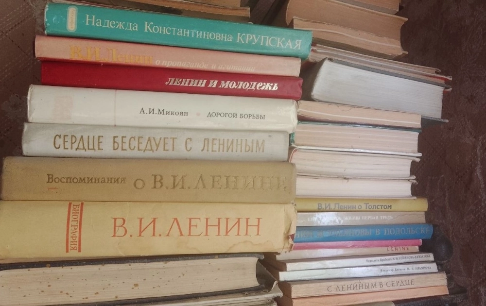 Евгений с сожалением увидел, что многие избавляются от старых книг.