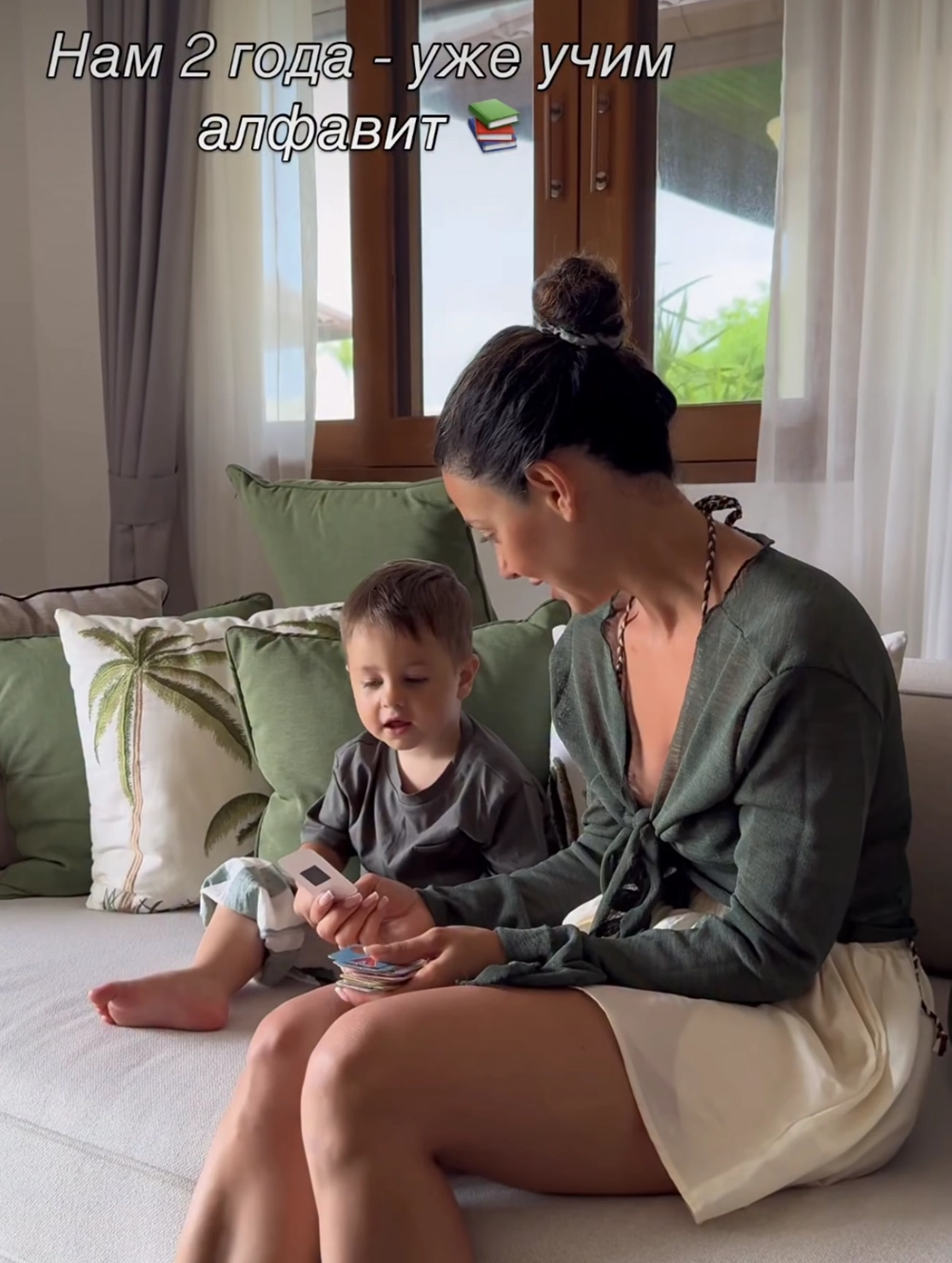 2-летний Микаэль уже изучает алфавит.