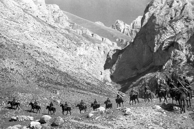 Советская конная разведка в горах Кавказа.