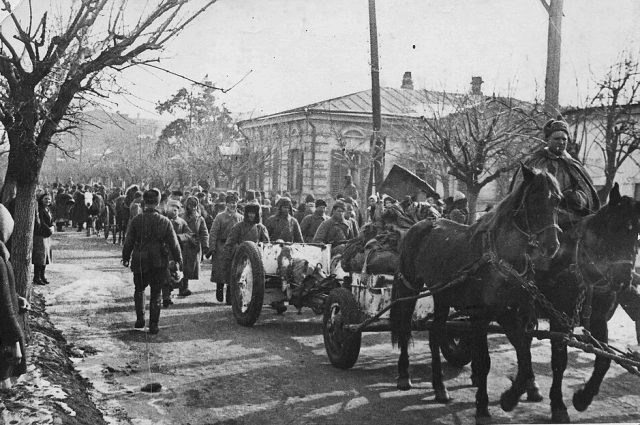 2-я гвардейская стрелковая (будущая Таманская) дивизия входит в освобожденный Краснодар.