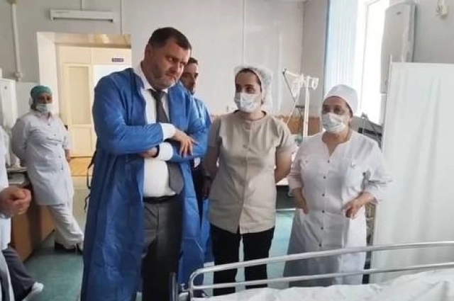 Глава минздрава Дагестана Ярослав Глазов навестил женщину, получшившую травмы в смертельном ДТП.