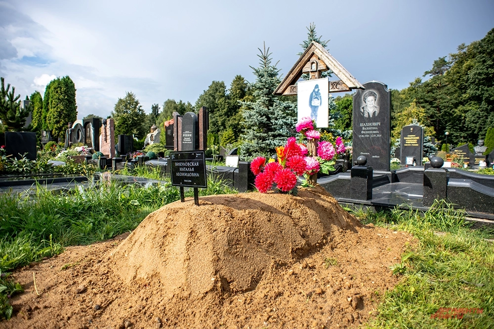 Фото к тексту Анны Соколовой про секретную могилу на Троекуровском кладбище. На фото: могила Натальи Викуловской после