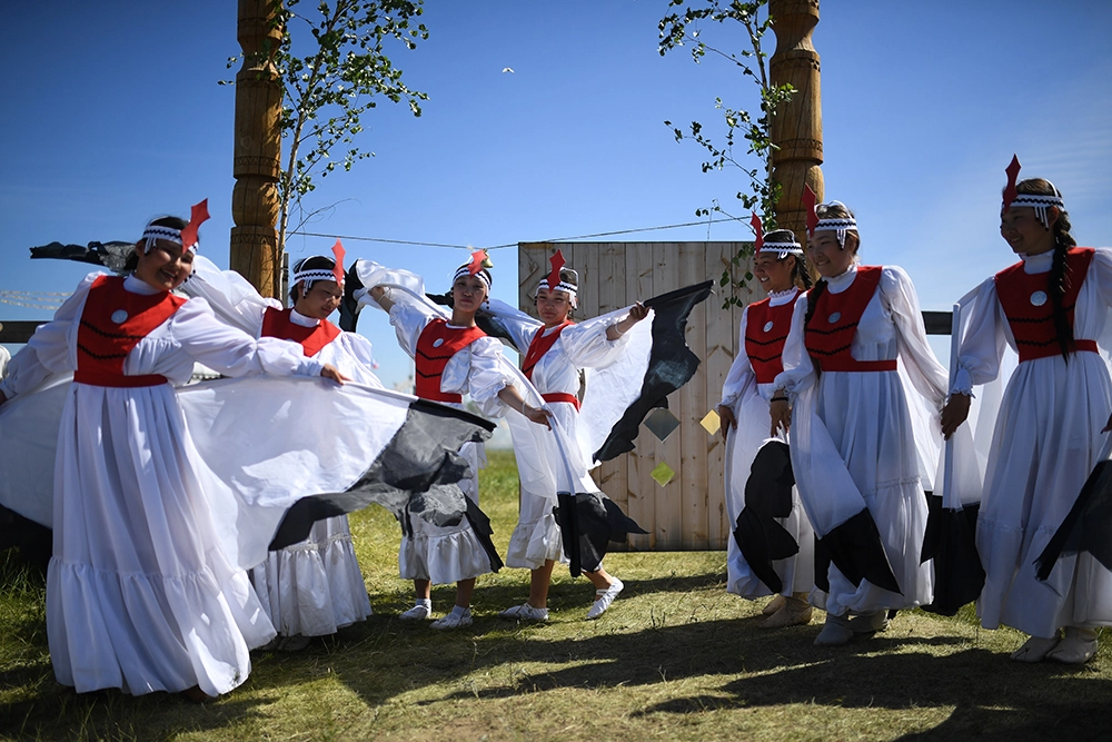 Празднование традиционного якутского праздника «Ысыах Туймаады» в местности Ус Хатын недалеко от Якутска.