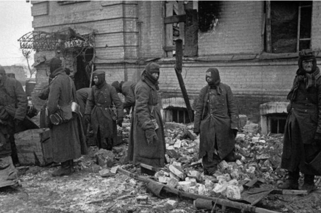 Военнопленные на расчистке завалов.