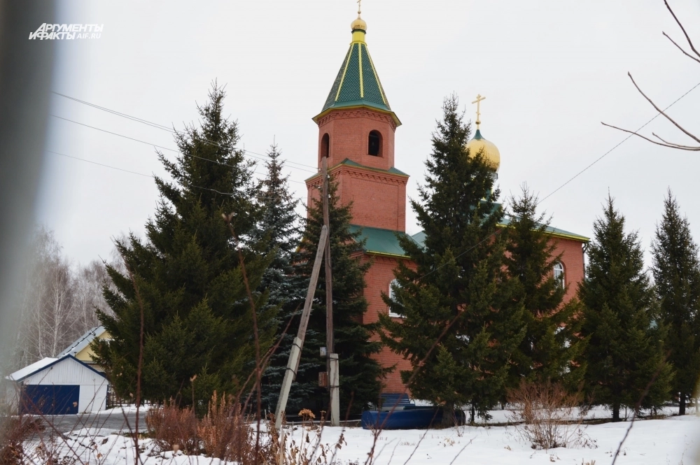 По пути из шахты в посёлок находится храм, где, вероятно, и отпевали погибших.