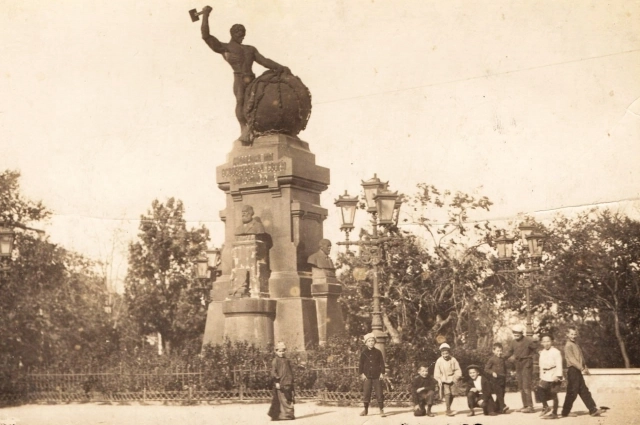 Симферополь, памятник «Освобожденному труду». 