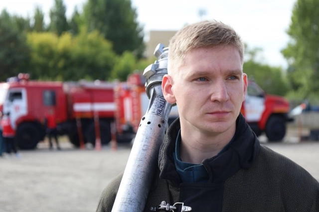 Александр с детства привык помогать людям. В юные годы был волонтёром. Сейчас - пожарный и донор. 