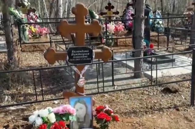 Могила разбившейся гимнастки Виктории Баландиной.