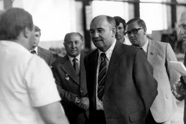 В рамках предвыборной компании Горбачёв посещал разные города страны.