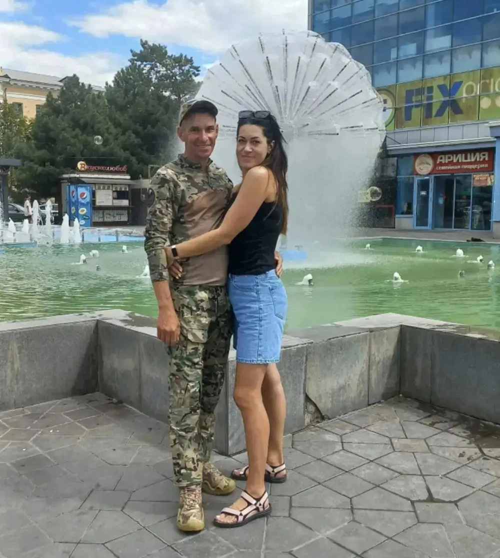 А сегодня Алексей счастлив с супругой Ириной.