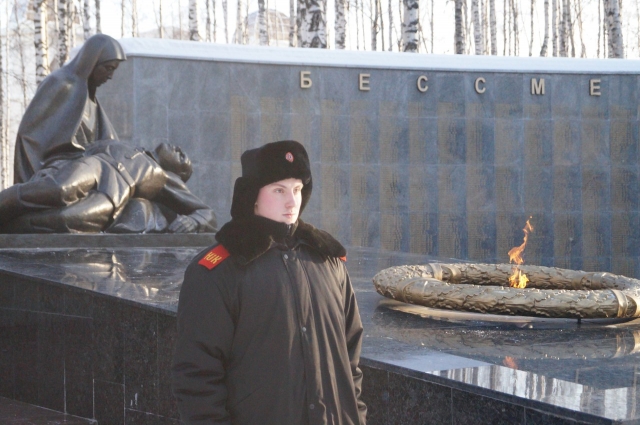В Сталинградской битве погибло более 1 млн. советских солдат, и свыше 40 тысяч мирных жителей.