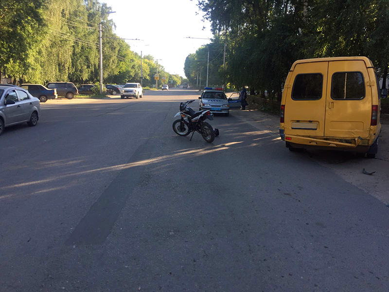 ДТП с участием мотоцикла и микроавтобуса произошло на улице Интернатская в микрорайоне Мервино.