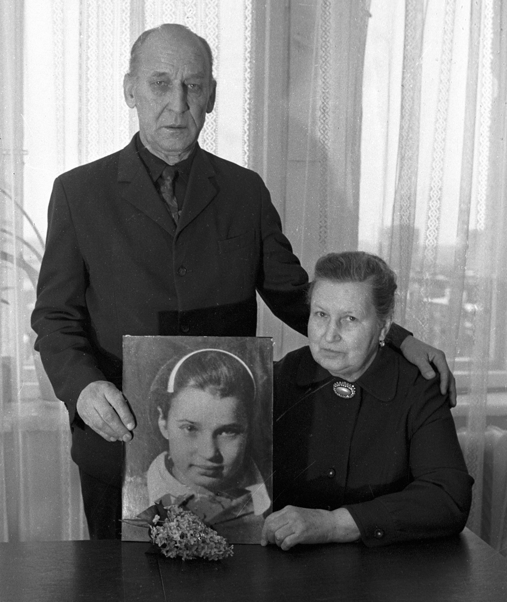 Одна из немногих сохранившихся фотографий Тани Савичевой (1933 - 1944 г. г.), которую держат оставшиеся в живых родная сестра Тани - Нина Савичева и брат Михаил.