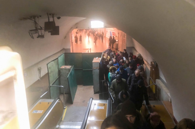 Эскалатор на станции метро Площадь Льва Толстого в Киеве закрыли на ремонт.