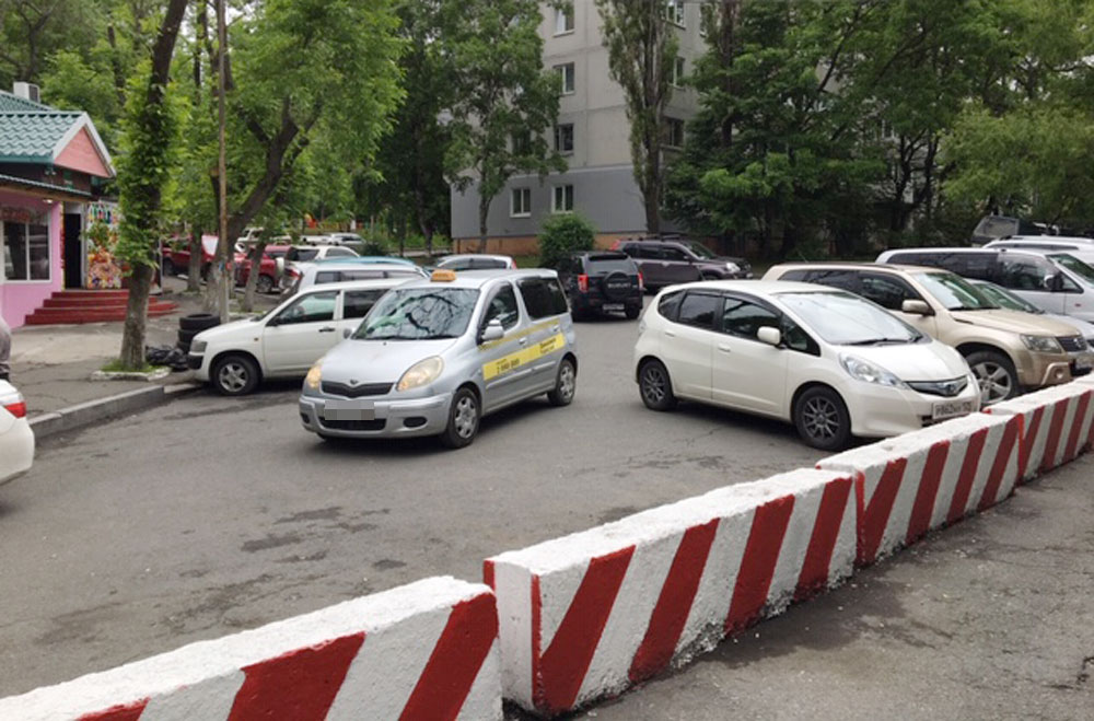 Частные машины и такси загораживают путь «Скорым» к больнице.
