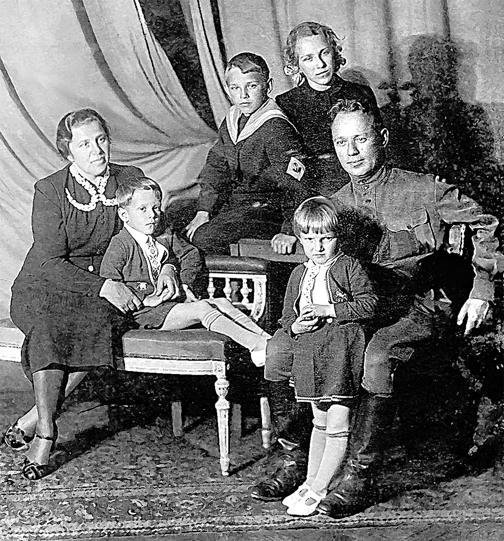 Семья Шолоховых (слева направо): Мария Петровна с сыном Мишей, Александр, Свет- лана, Михаил Шолохов с Машей, апрель 1941 г.