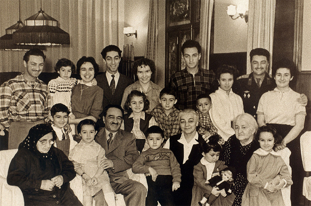 Семья Анастаса Микояна в 1960-х годах. По левую руку от деда в свитере – Стас Намин.