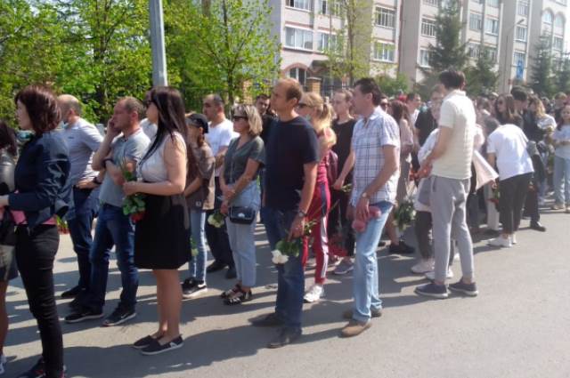 очередь к мемориалу возле 175 школы в Казани