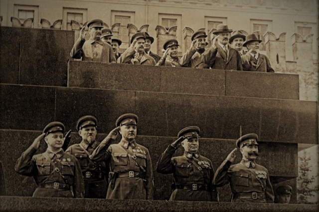 М.Н. Тухачевский (первый слева в нижнем ряду) на первомайском параде 1937 г. За три недели до ареста.