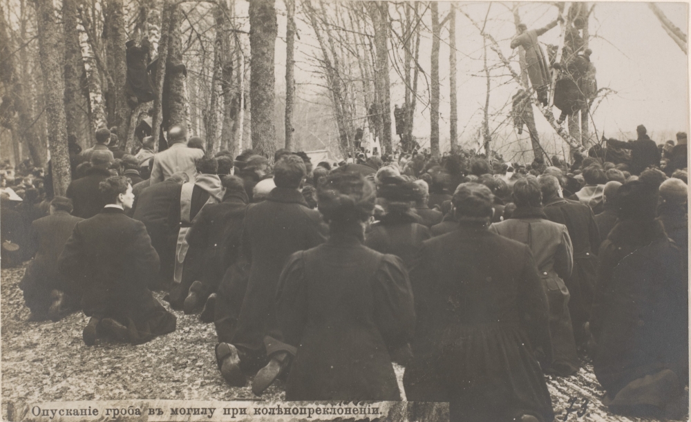 Похороны Толстого. Опускание гроба. Ноябрь 1910 г.