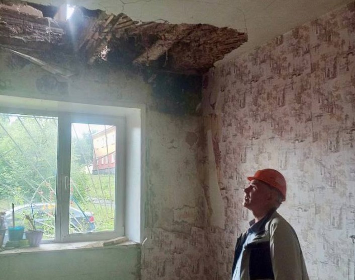 В прошлом году в другом доме Прокопьевска обрушивался потолок. Госжилинспекция обнаружила нарушения со стороны УК. 