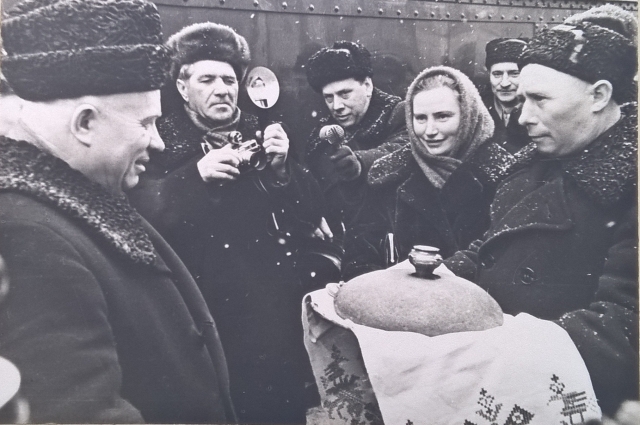 Хлеб-соль высокому гостю на Московском вокзале. 1959 г.
