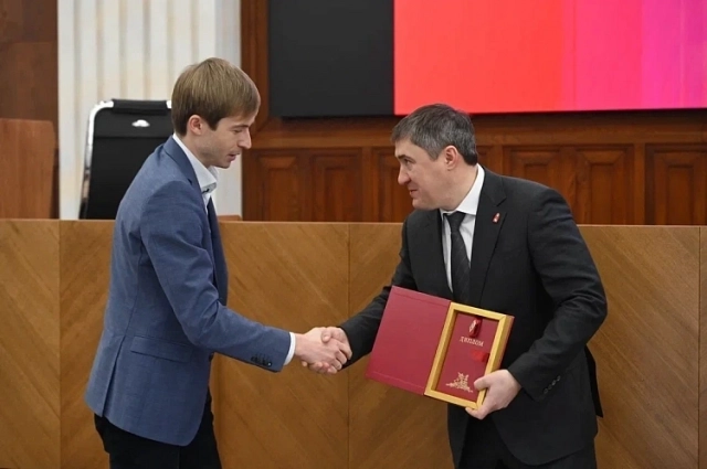 Лауреатов поздравлял лично губернатор.