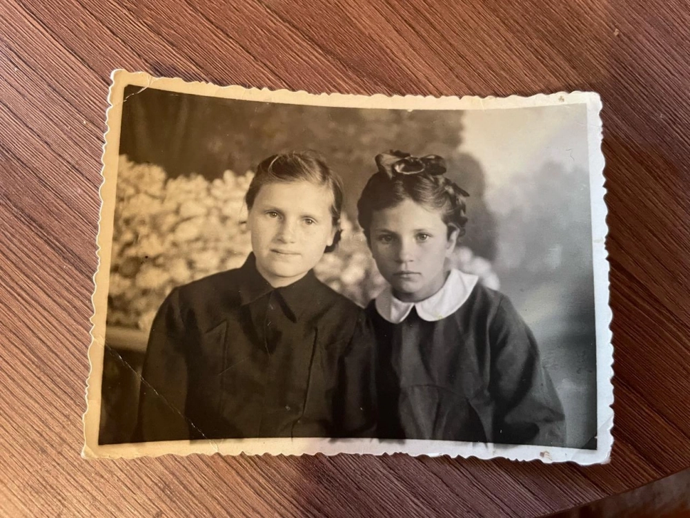 Валентина Филиппова (слева) в юности.