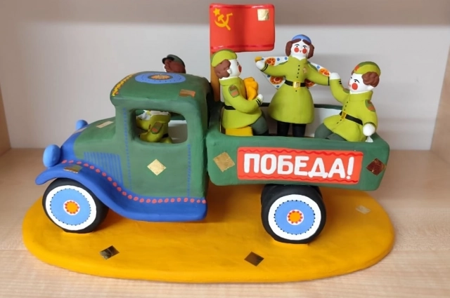 Адаптировать сложные сюжеты к традициям дымковской игрушки не так-то просто.