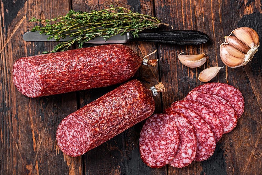 Сырокопченая колбаса.