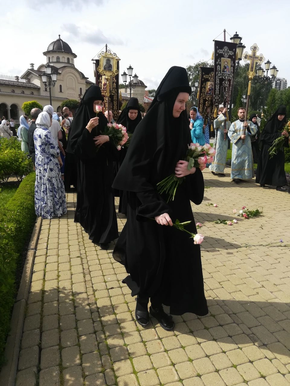 Во время крестного хода сёстры устилают путь образа живыми цветами.