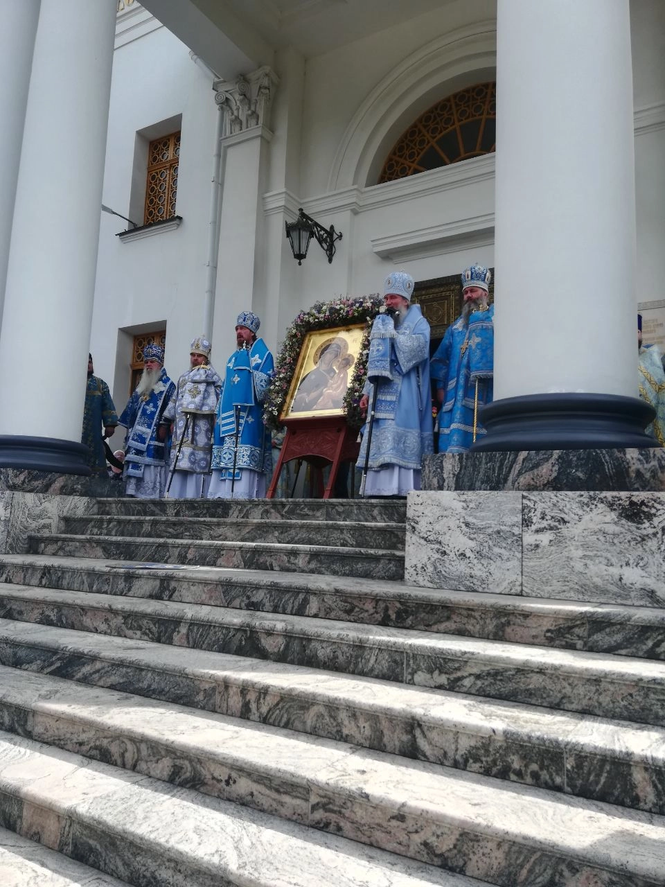 Тихвинскую икону Божией Матери в этот день выносят для поклонения.