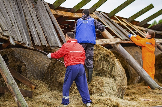 Волонтеры ВИЗ-Стали помогли конному клубу в поселке Монетном