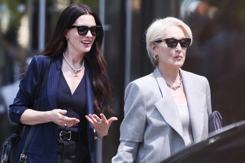 Сюжет сиквела пока не раскрывают. Есть предположение, что в основе будет продолжение книги Лорен Вайсбергер, выпущенное в 2013 году.