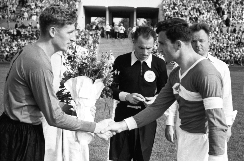 Встреча московских футбольных команд «Локомотив» и «Спартак». Капитан «Локомотива» Геннадий Забелин (слева) и капитан «Спартака» Никита Симонян перед началом матча.